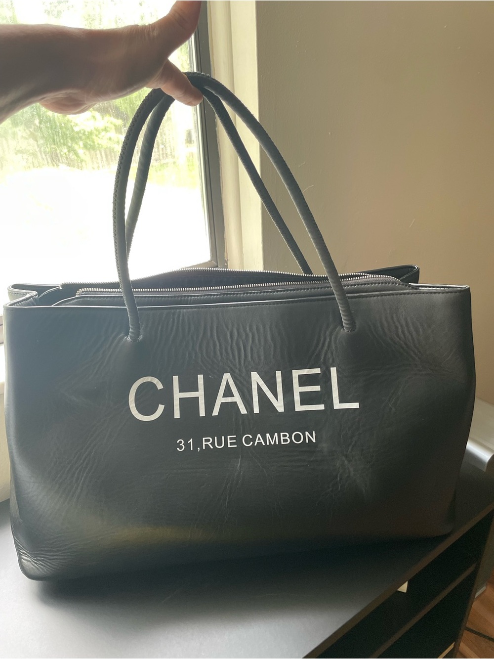 Large Black Leather Shopping Tote Bag with Luxury Design - Picture 8 of 9